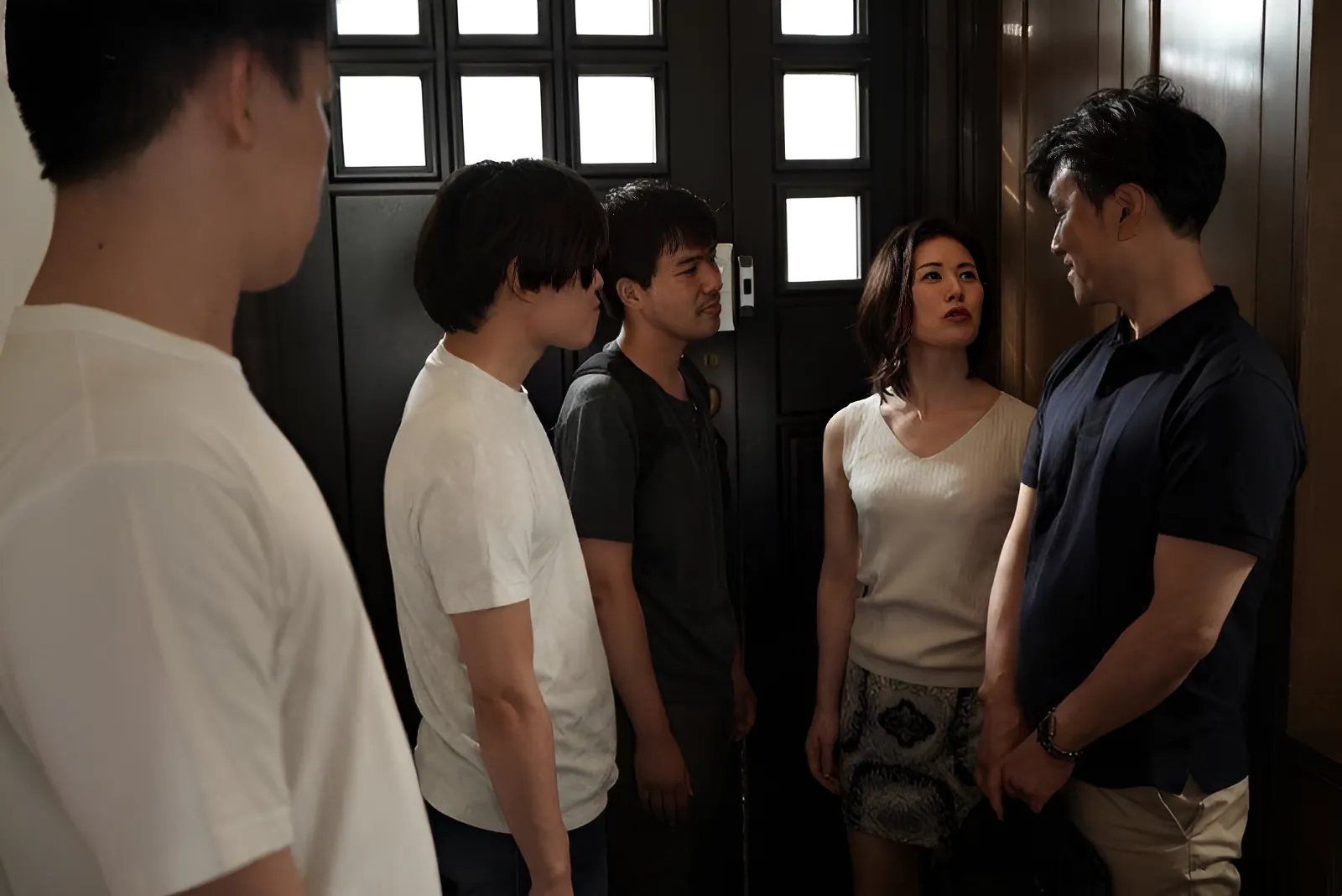 ROE-110 男孩的变态闺蜜团