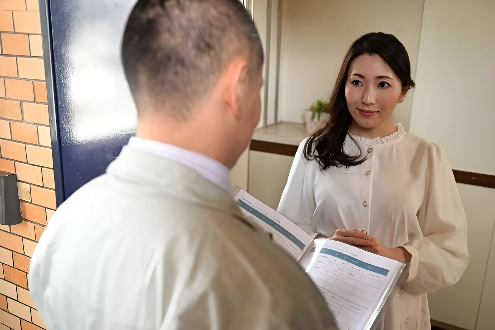 ADN-446 Raped a customer's wife while delivering goods